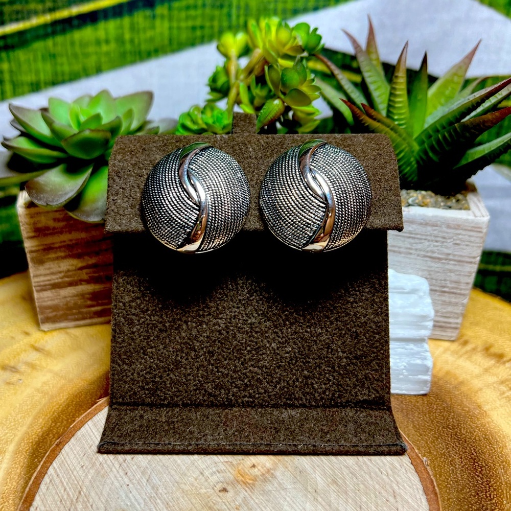 VTG| Napier Screw Back Earrings 🤍✨